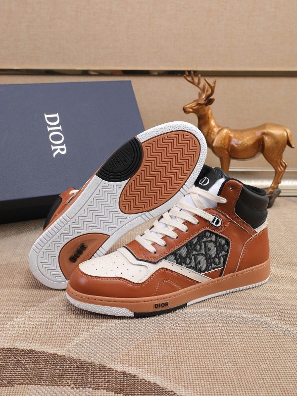 Các sản phẩm mới của Dior Gang tiếp tục phong cách cổ điển của Dior. được làm từ da bò bóng loáng cao cấp