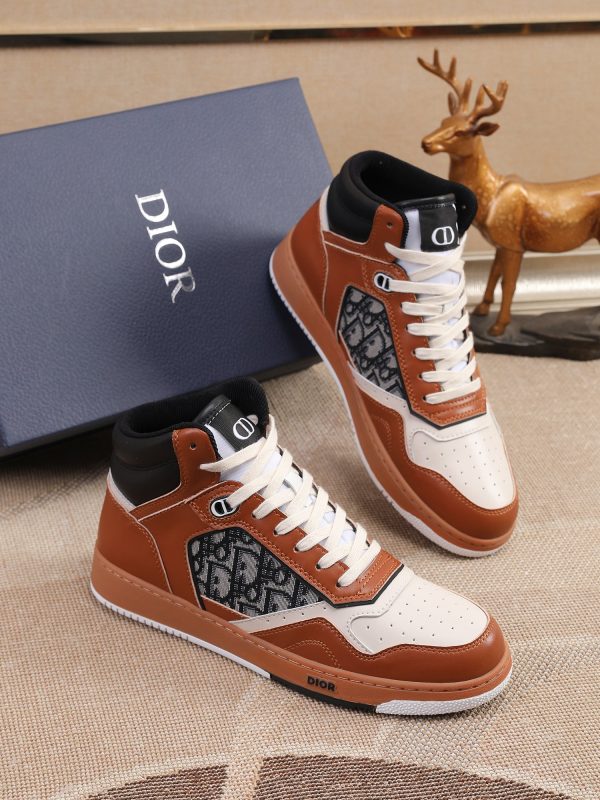 Các sản phẩm mới của Dior Gang tiếp tục phong cách cổ điển của Dior. được làm từ da bò bóng loáng cao cấp