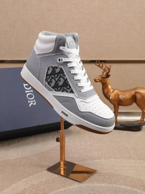 Các sản phẩm mới của Dior Gang tiếp tục phong cách cổ điển của Dior. được làm từ da bò bóng loáng cao cấp