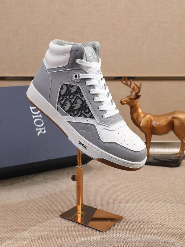 Các sản phẩm mới của Dior Gang tiếp tục phong cách cổ điển của Dior. được làm từ da bò bóng loáng cao cấp