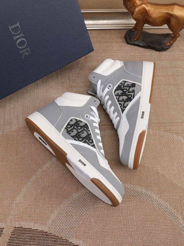Các sản phẩm mới của Dior Gang tiếp tục phong cách cổ điển của Dior. được làm từ da bò bóng loáng cao cấp