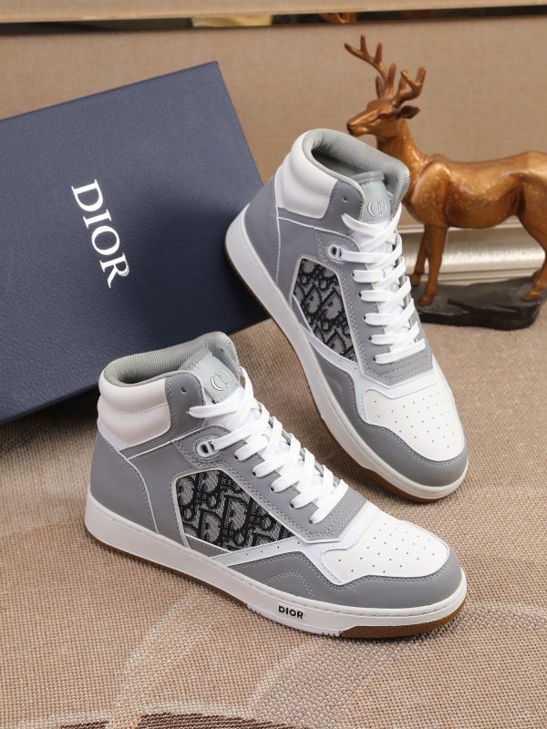 Các sản phẩm mới của Dior Gang tiếp tục phong cách cổ điển của Dior. được làm từ da bò bóng loáng cao cấp