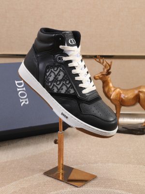 Các sản phẩm mới của Dior Gang tiếp tục phong cách cổ điển của Dior. được làm từ da bò bóng loáng cao cấp