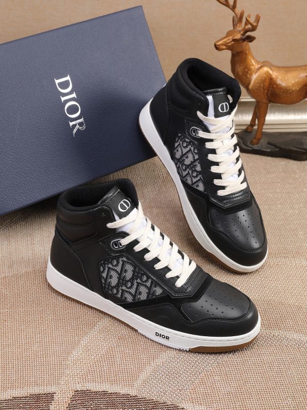 Các sản phẩm mới của Dior Gang tiếp tục phong cách cổ điển của Dior. được làm từ da bò bóng loáng cao cấp