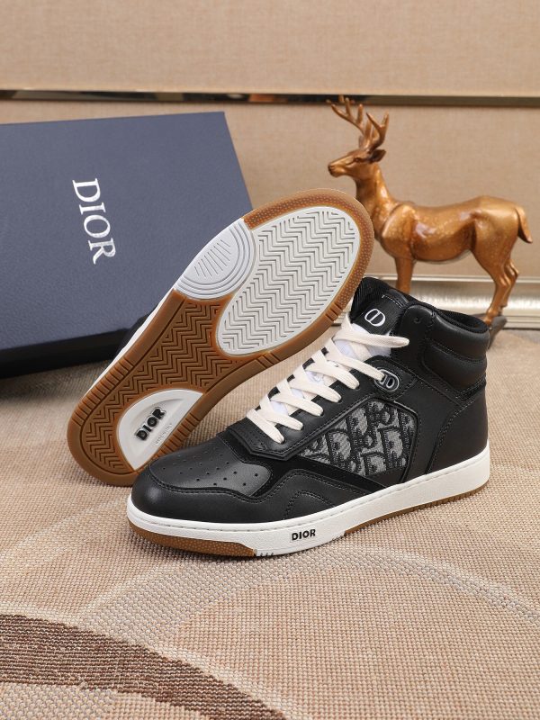 Các sản phẩm mới của Dior Gang tiếp tục phong cách cổ điển của Dior. được làm từ da bò bóng loáng cao cấp