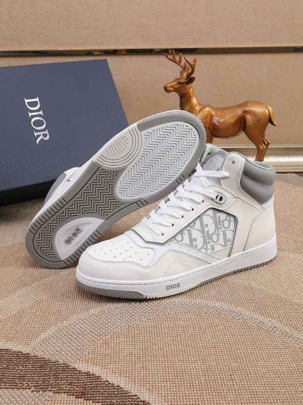 Các sản phẩm mới của Dior Gang tiếp tục phong cách cổ điển của Dior. được làm từ da bò bóng loáng cao cấp