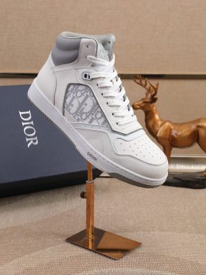 Các sản phẩm mới của Dior Gang tiếp tục phong cách cổ điển của Dior. được làm từ da bò bóng loáng cao cấp