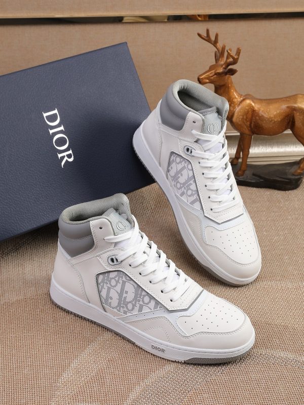 Các sản phẩm mới của Dior Gang tiếp tục phong cách cổ điển của Dior. được làm từ da bò bóng loáng cao cấp