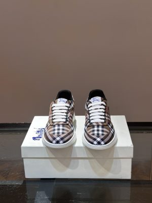 Giày thể thao vải lanh thấp cổ điển của người đàn ông Burberry, được mô tả lại bằng vật liệu vintage
