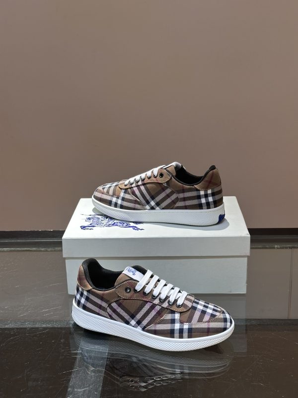 Giày thể thao vải lanh thấp cổ điển của người đàn ông Burberry, được mô tả lại bằng vật liệu vintage