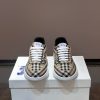 Giày thể thao vải lanh thấp cổ điển của người đàn ông Burberry, được mô tả lại bằng vật liệu vintage