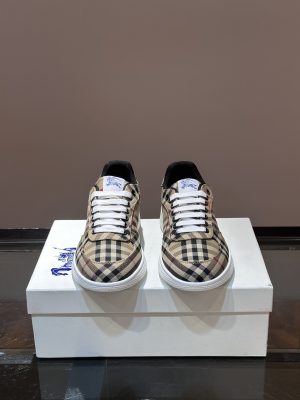 Giày thể thao vải lanh thấp cổ điển của người đàn ông Burberry, được mô tả lại bằng vật liệu vintage