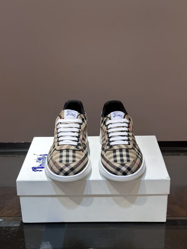 Giày thể thao vải lanh thấp cổ điển của người đàn ông Burberry, được mô tả lại bằng vật liệu vintage