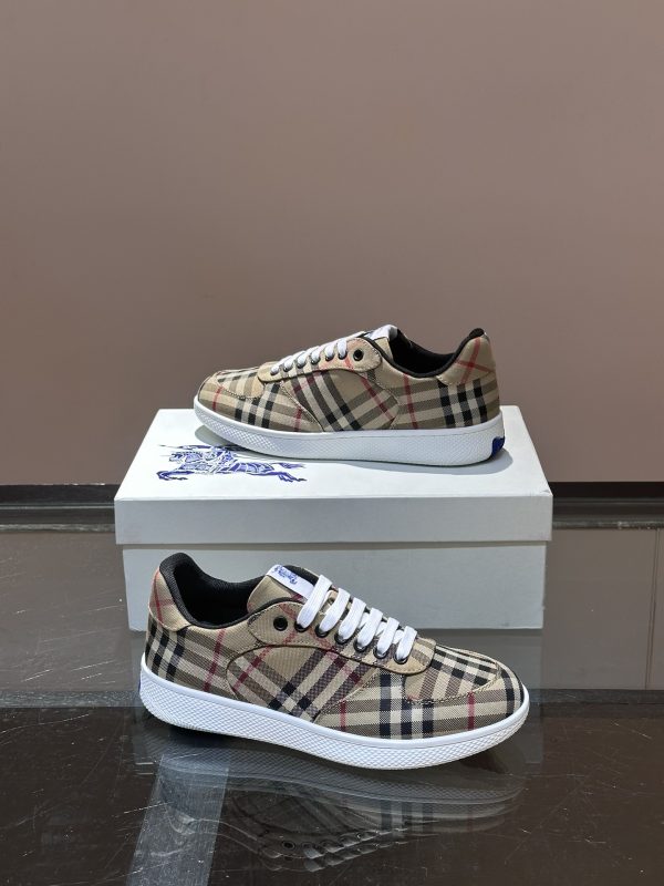 Giày thể thao vải lanh thấp cổ điển của người đàn ông Burberry, được mô tả lại bằng vật liệu vintage