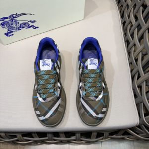 Giày thể thao vải lanh thấp cổ điển của người đàn ông Burberry, được mô tả lại bằng vật liệu vintage