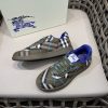 Giày thể thao vải lanh thấp cổ điển của người đàn ông Burberry, được mô tả lại bằng vật liệu vintage