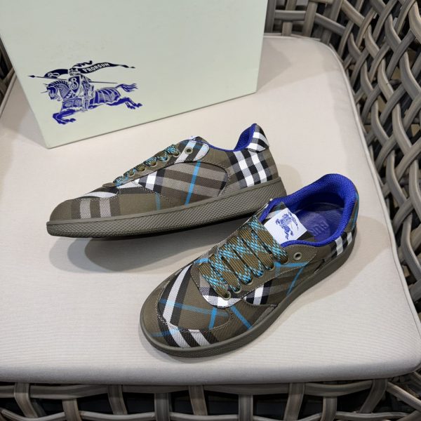 Giày thể thao vải lanh thấp cổ điển của người đàn ông Burberry, được mô tả lại bằng vật liệu vintage