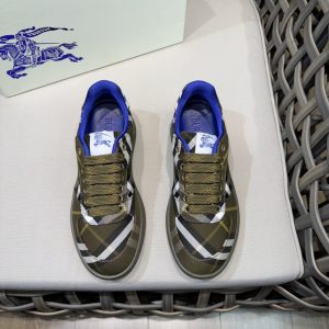Giày thể thao vải lanh thấp cổ điển của người đàn ông Burberry, được mô tả lại bằng vật liệu vintage