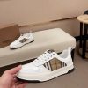 Giày thể thao vải lanh thấp cổ điển của người đàn ông Burberry, được mô tả lại bằng vật liệu vintage