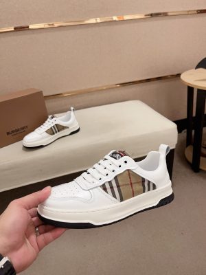 Giày thể thao vải lanh thấp cổ điển của người đàn ông Burberry, được mô tả lại bằng vật liệu vintage