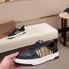 Giày thể thao vải lanh thấp cổ điển của người đàn ông Burberry, được mô tả lại bằng vật liệu vintage