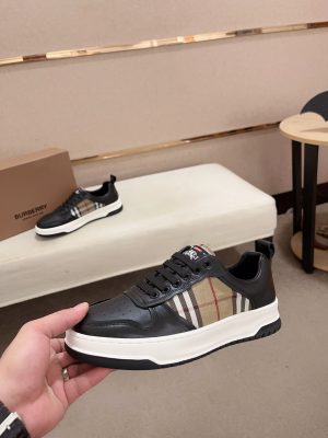 Giày thể thao vải lanh thấp cổ điển của người đàn ông Burberry, được mô tả lại bằng vật liệu vintage