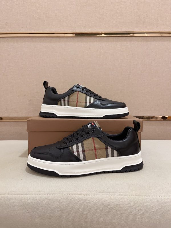 Giày thể thao vải lanh thấp cổ điển của người đàn ông Burberry, được mô tả lại bằng vật liệu vintage