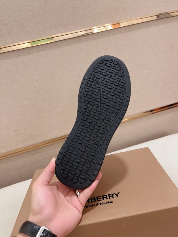Giày thể thao vải lanh thấp cổ điển của người đàn ông Burberry, được mô tả lại bằng vật liệu vintage