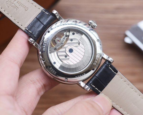 Đồng hồ Patek Philippe, dây đeo đồng hồ da bò thật