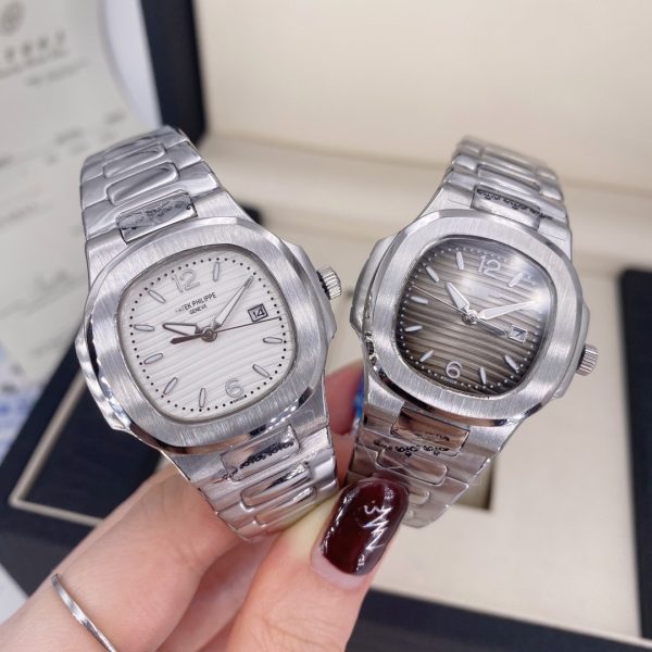 Patek Philippe Nautilus Series Động cơ thạch anh