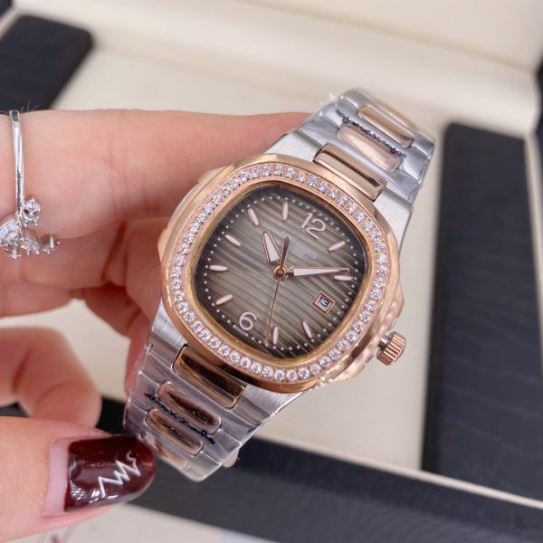 Patek Philippe Nautilus Series Động cơ thạch anh