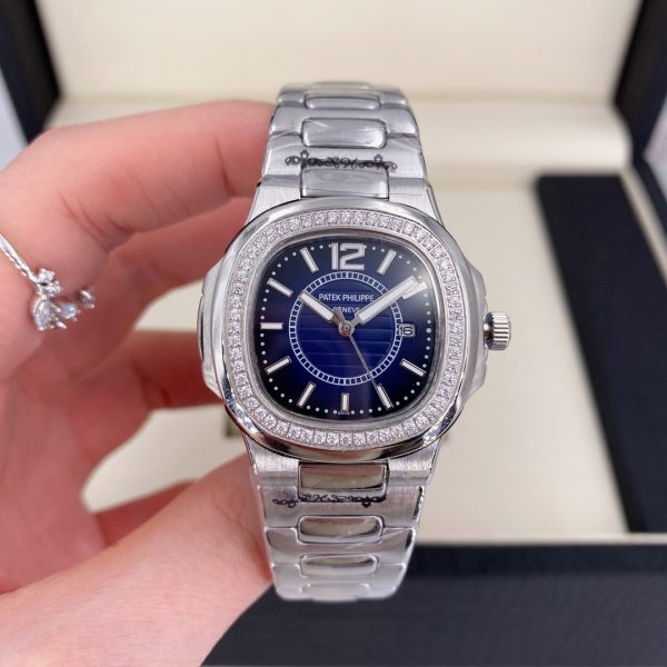 Patek Philippe Nautilus Series Động cơ thạch anh