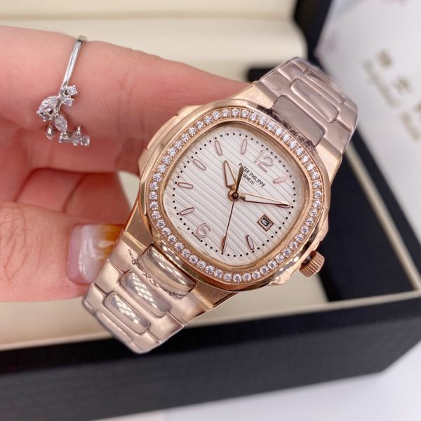 Patek Philippe Nautilus Series Động cơ thạch anh