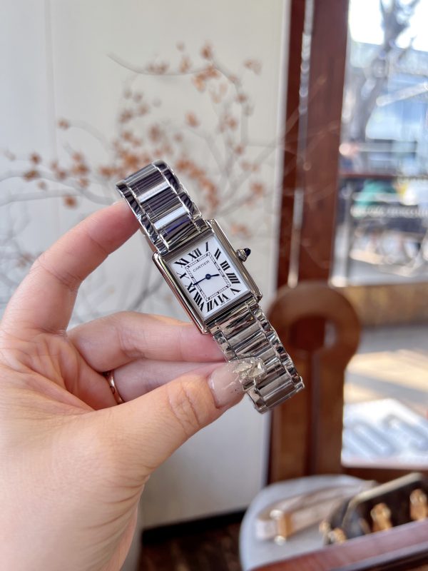 Factory Cartier giới thiệu đồng hồ Tank Must