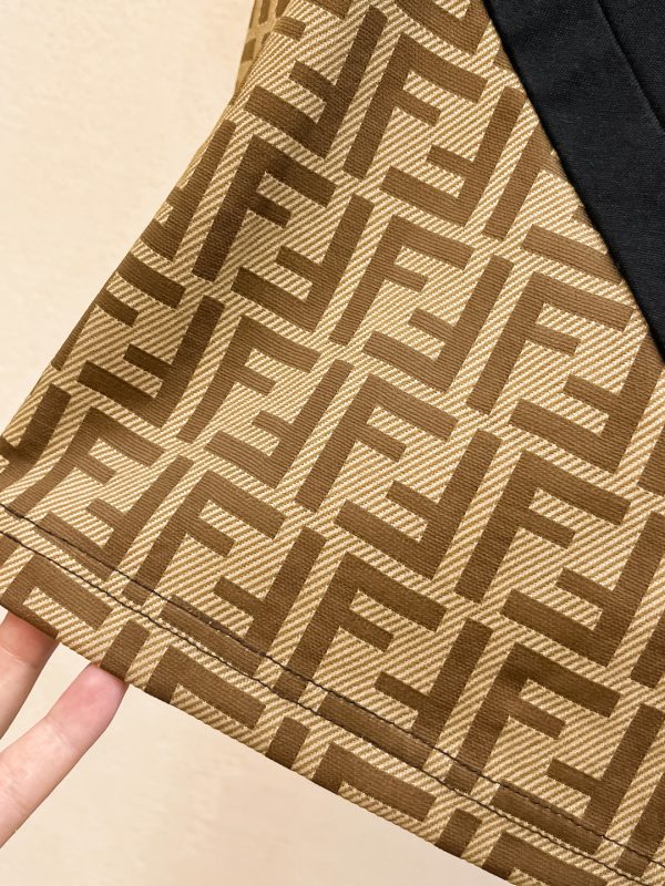 Bộ tay áo ngắn cổ điển hàng đầu mùa xuân và mùa hè Fendi