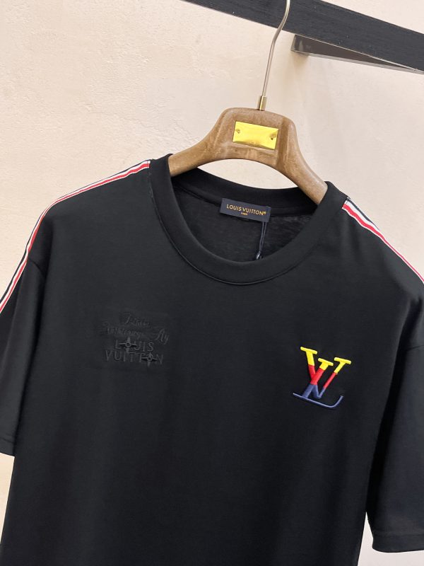 wsxc1750094677949_2 Bộ tay áo ngắn cổ điển hàng đầu cho mùa xuân và mùa hè Louis Vuitton