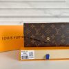 Louis Vuitton Ví phong bì này được làm bằng vải Monogram thanh lịch