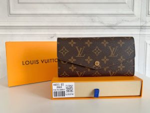 Louis Vuitton Ví phong bì này được làm bằng vải Monogram thanh lịch