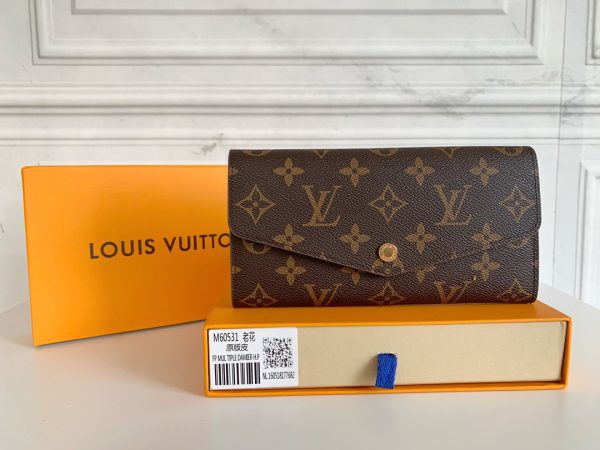 Louis Vuitton Ví phong bì này được làm bằng vải Monogram thanh lịch