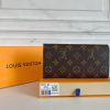 Louis Vuitton Ví phong bì này được làm bằng vải Monogram thanh lịch