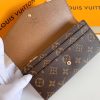 Louis Vuitton Ví phong bì này được làm bằng vải Monogram thanh lịch