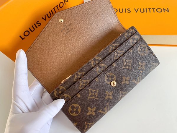 Louis Vuitton Ví phong bì này được làm bằng vải Monogram thanh lịch