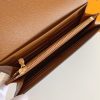 Louis Vuitton Ví phong bì này được làm bằng vải Monogram thanh lịch
