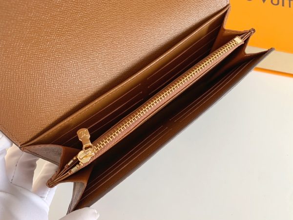 Louis Vuitton Ví phong bì này được làm bằng vải Monogram thanh lịch