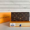 Louis Vuitton Ví phong bì này được làm bằng vải Monogram thanh lịch
