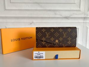 Louis Vuitton Ví phong bì này được làm bằng vải Monogram thanh lịch