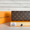 Louis Vuitton Ví phong bì này được làm bằng vải Monogram thanh lịch