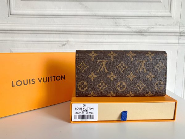 Louis Vuitton Ví phong bì này được làm bằng vải Monogram thanh lịch