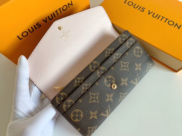 Louis Vuitton Ví phong bì này được làm bằng vải Monogram thanh lịch