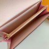 Louis Vuitton Ví phong bì này được làm bằng vải Monogram thanh lịch